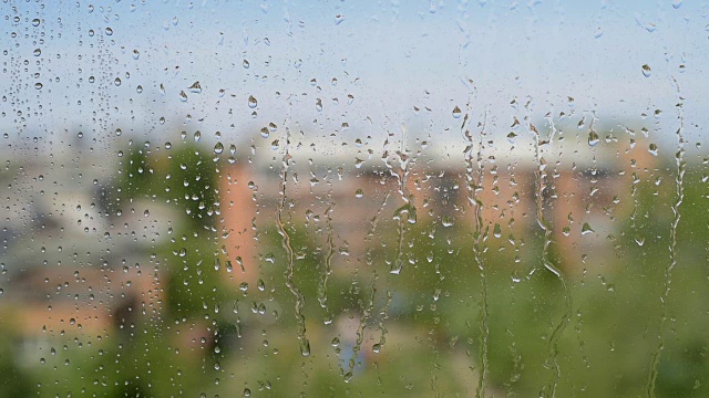 雨滴落在窗户上视频素材