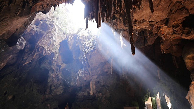 泰国卑武里的Khao Luang洞穴寺庙视频素材