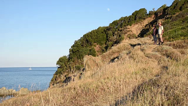 山上的徒步旅行者视频素材