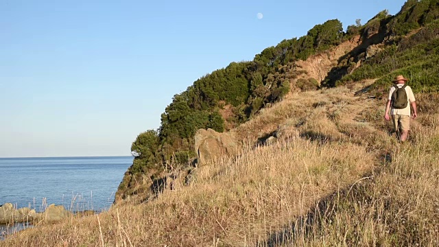 山上的徒步旅行者视频素材