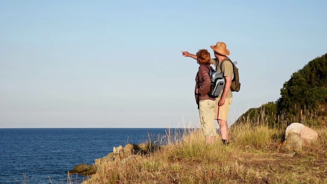 山上的徒步旅行者视频素材