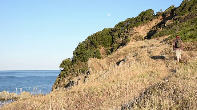 山上的徒步旅行者视频素材