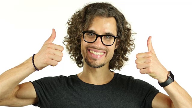戴眼镜的男人竖起大拇指，白色背景视频素材