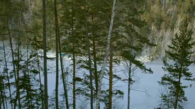 滑雪板在山上侧壁。鸟瞰图视频素材