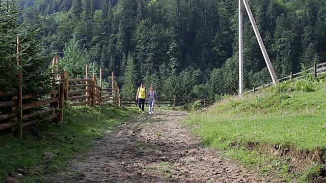 一对背包客在山路上徒步旅行视频素材