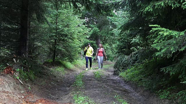 一对背包客在山路上徒步旅行视频素材