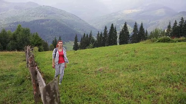 在山间小路上徒步旅行的女人视频素材