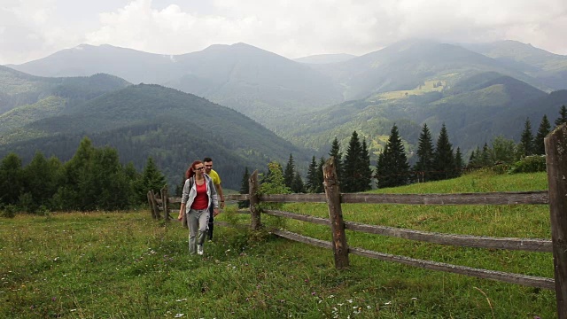 一对背包客在山路上徒步旅行视频素材