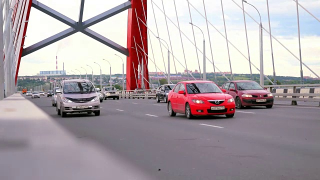 道路通过的桥与多云的天空和移动的汽车视频素材