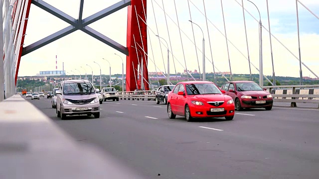 道路通过的桥与多云的天空和移动的汽车视频素材