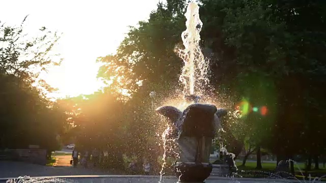 夕阳下的公园喷泉。视频素材