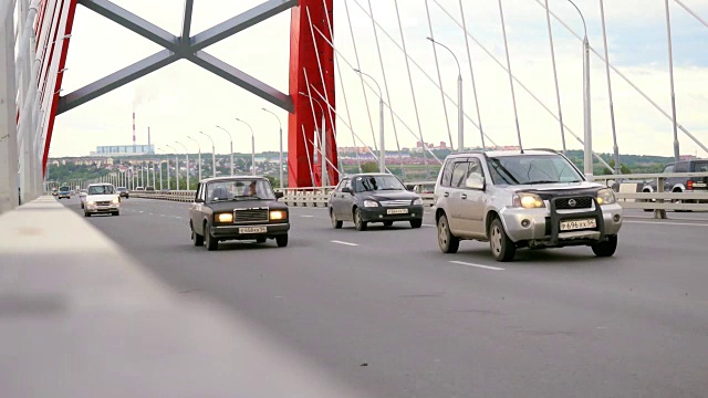 道路通过的桥与多云的天空和移动的汽车。从模糊和散景改变焦点视频素材