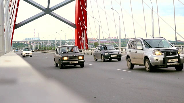 道路通过的桥与多云的天空和移动的汽车。从模糊和散景改变焦点视频素材