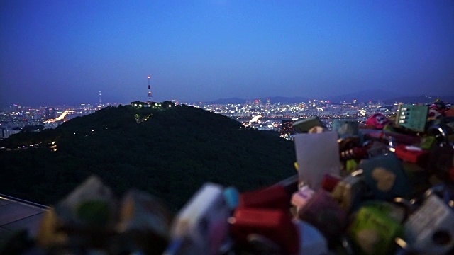 韩国首尔——2016年7月:爱情锁N首尔塔，从山甲板上看浪漫的夜景视频素材