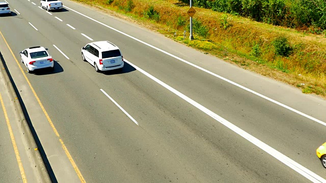 高速公路上的无缝环线汽车交通，高速公路上的高速运输视频素材