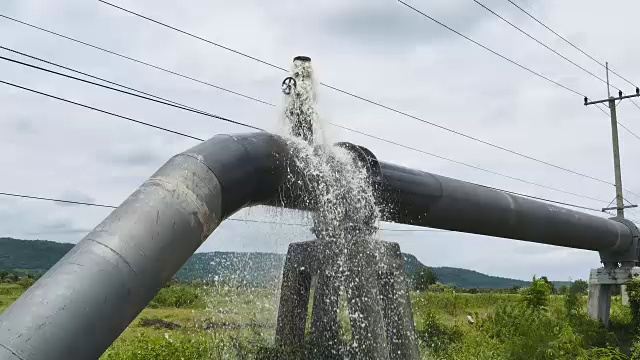 水从大管子里漏出来。视频素材