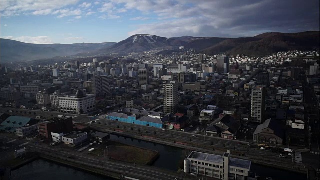 日本，北海道，小樽港和小樽镇视频素材