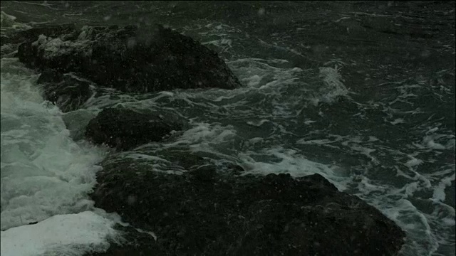 Slowmotion;海浪拍击海岸，北海道，日本视频素材