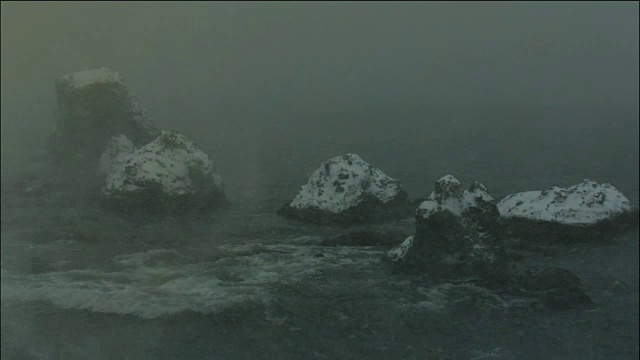 Slowmotion;暴风雪中的岩岸，北海道，日本视频素材