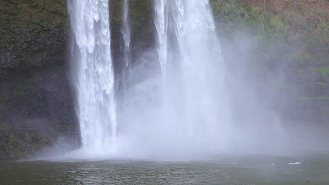 慢镜头特写:白水瀑布坠落到湖中视频素材