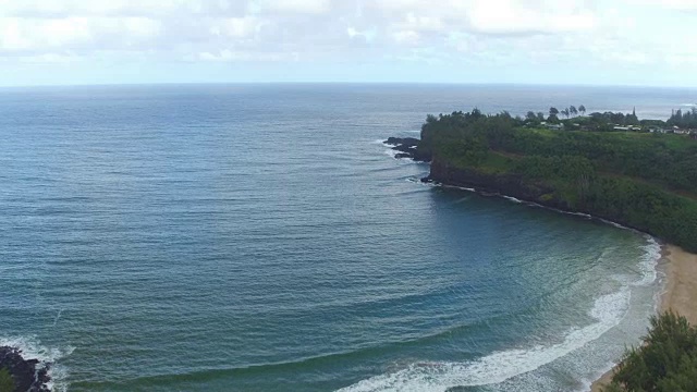 航拍:飞向迷人的海湾、岩石峭壁和白色沙滩视频素材