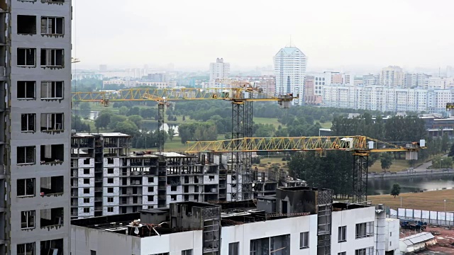 一辆黄色起重起重机正在施工处操作并向左移动视频素材