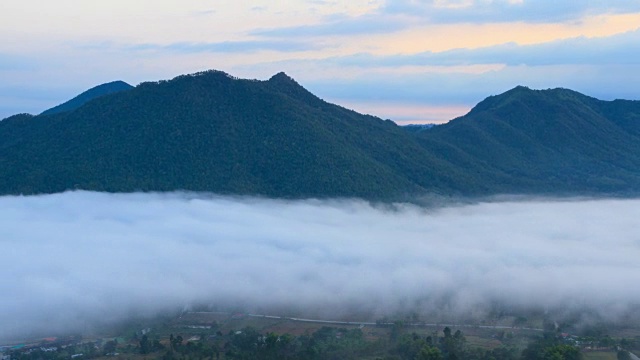 延时拍摄:泰国福托的雾海和山视频下载