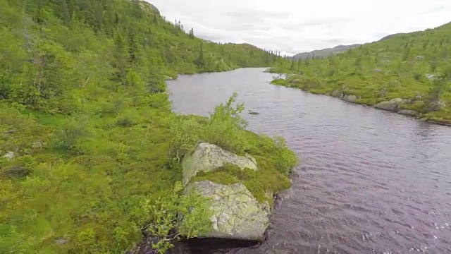 飞过山里的淡水湖视频素材