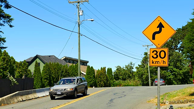 道路标志，弯道弯道黄色交通标志警告视频素材