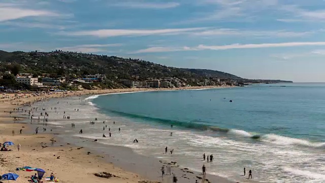 加州拉古纳海滩的夏日海滩人群——相机向下倾斜视频下载