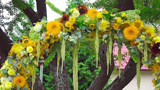 花婚礼拱门装饰在一个乡村风格视频素材