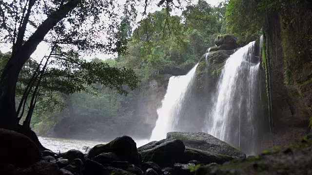 Haewsuwat瀑布在Khaoyai国家公园，泰国视频素材