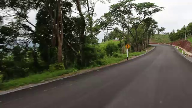 在泰国的一条道路上，驾驶用安装在车顶的摄像机拍摄。视频素材