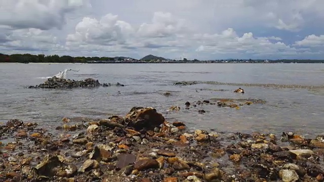 泰国美丽的热带岩石海滩视频素材