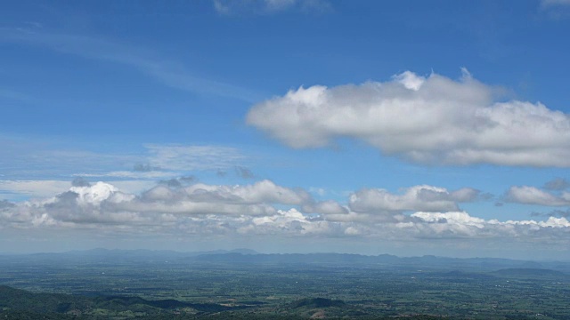 夏日的山峦和深蓝色的天空。时间流逝。视频素材