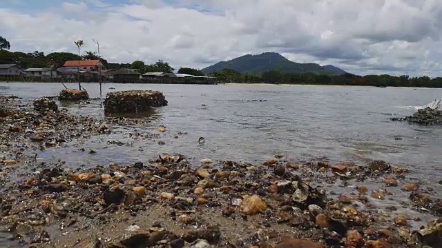 泰国美丽的热带岩石海滩视频素材