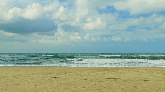 海边的黑山，波涛汹涌的大海视频素材