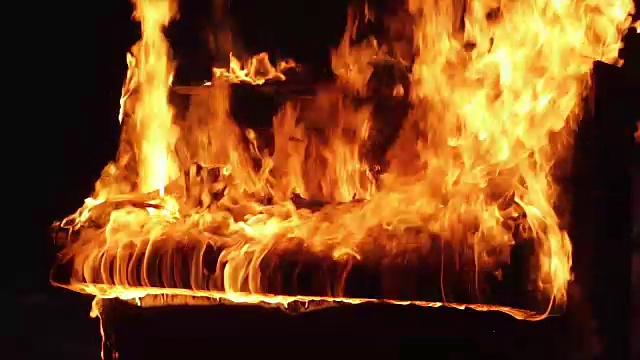 钢琴着火了，乐器着火了视频素材