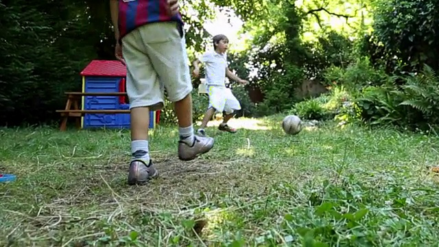 小男孩在踢球。孩子踢的球。孩子踢足球视频素材