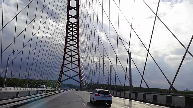 道路与多云的天空大桥和移动的汽车在缓慢的运动。1920 x1080视频素材