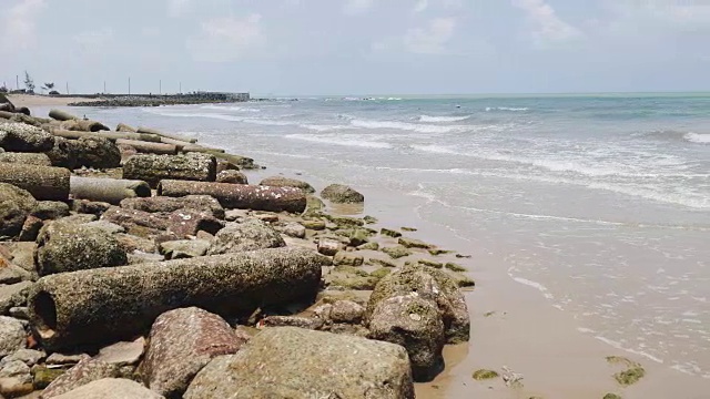 旧混凝土水随着海浪冲到海边视频素材