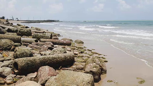 旧混凝土水随着海浪冲到海边视频素材