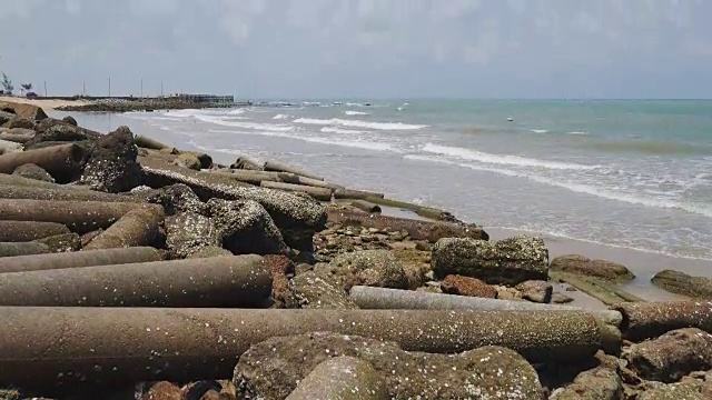 旧混凝土水随着海浪冲到海边视频素材