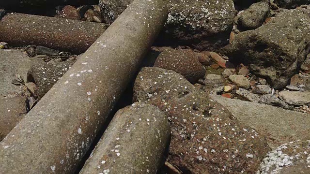 旧混凝土水随着海浪冲到海边视频素材