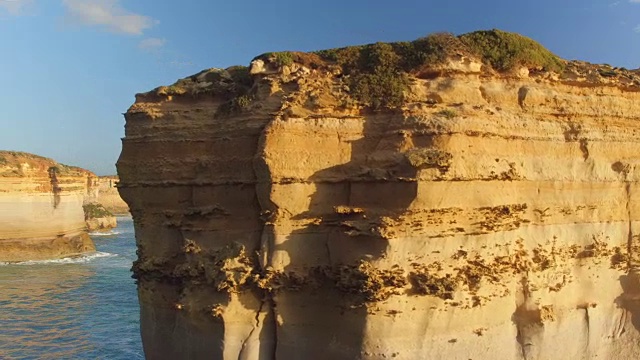 航拍:在浅海中升起的石灰岩岩层上飞行视频素材