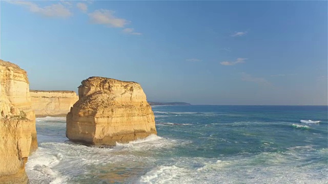 航拍:沿着浅海中升起的令人惊叹的石灰岩岩层飞行视频素材