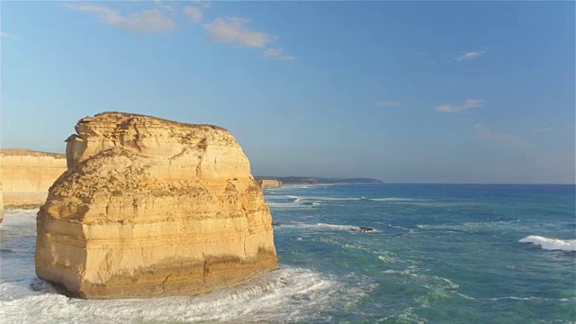 航拍:沿着浅海中升起的著名石灰岩岩层飞行视频素材