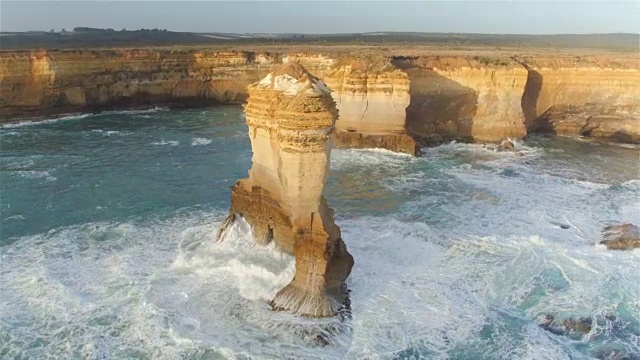 航拍:在浅水区高耸的石灰岩周围飞行视频素材