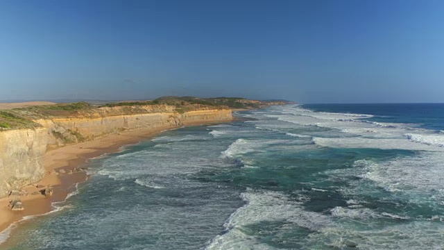 航拍:飞过沿悬崖海岸从浅海升起的砂岩墙视频素材