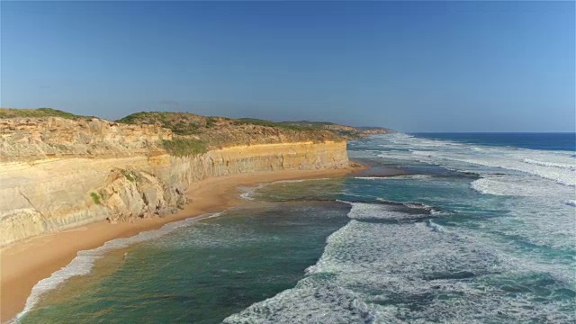 航拍:在沙滩和浅海上，沿着海岸悬崖飞行视频素材